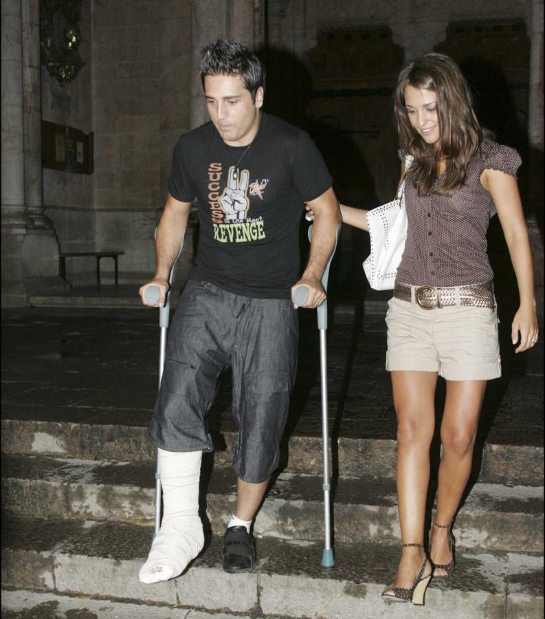 El cantante se rompió la pierna unos días antes de casarse. Por eso, a su boda fue con muletas.