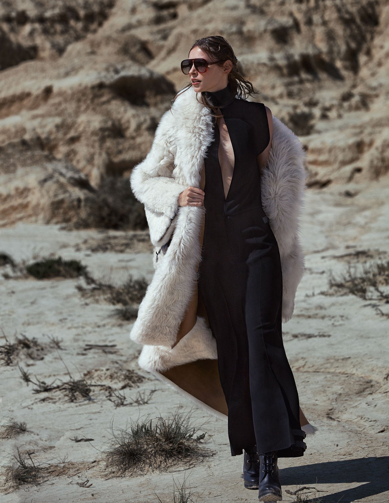 Mono negro y abrigo, ambos de Loewe. Las botas son de Tod's y las gafas de sol, de Dior.