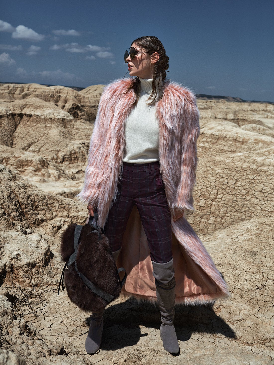 Debajo de un abrigo rosa de Elisabetta Franchi, jersey de El Corte Inglés y pantalón de Desigual. Mochila de Brunello Cucinelli, botas de Úrsula Mascaró y gafas de sol, de Fendi.