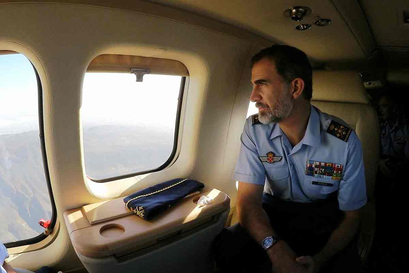 Jefe del ejército, el Rey Felipe con uniforme militar a bordo de un avión.