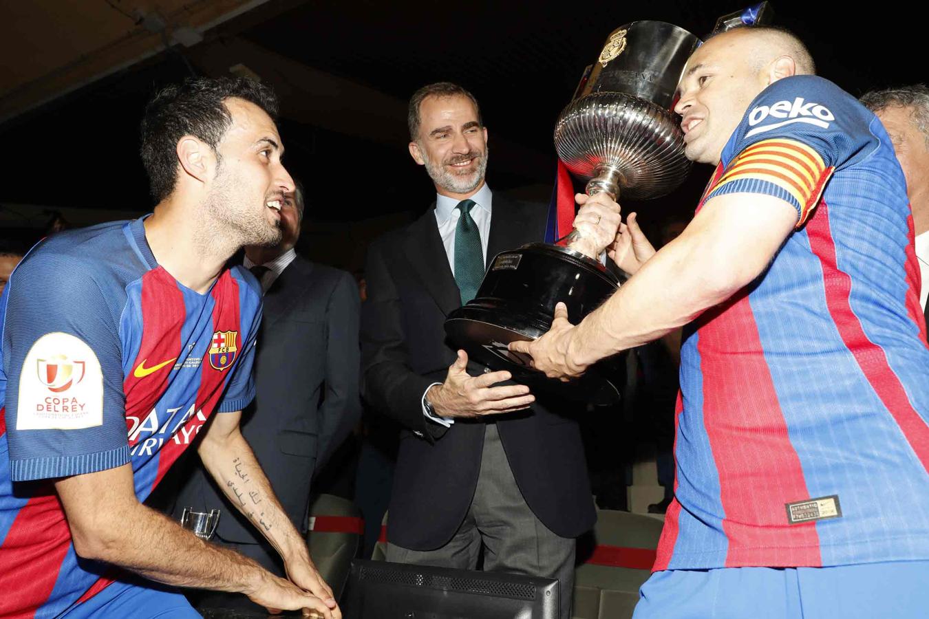 Don Felipe VI entrega la Copa de Su Majestad el Rey a Iniesta, capitán del Barcelona.