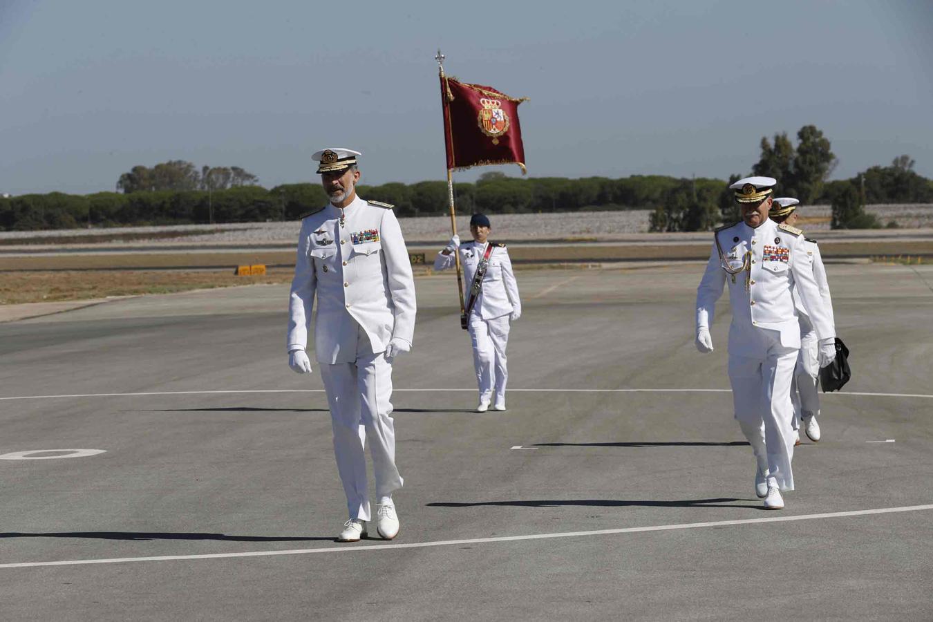 EL Rey Felipe VI, uniformado, en la base militar de Rota.