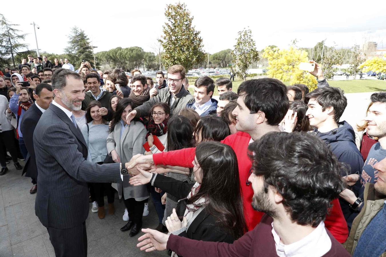 Imágenes como esta, saludando a su pueblo, son más que habituales del Rey Felipe VI.