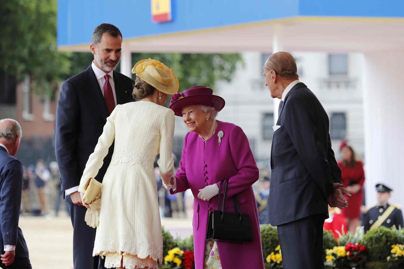 Doña Letizia y la reina Isabel II se saludan durante la visita a Londres de los Reyes de España.