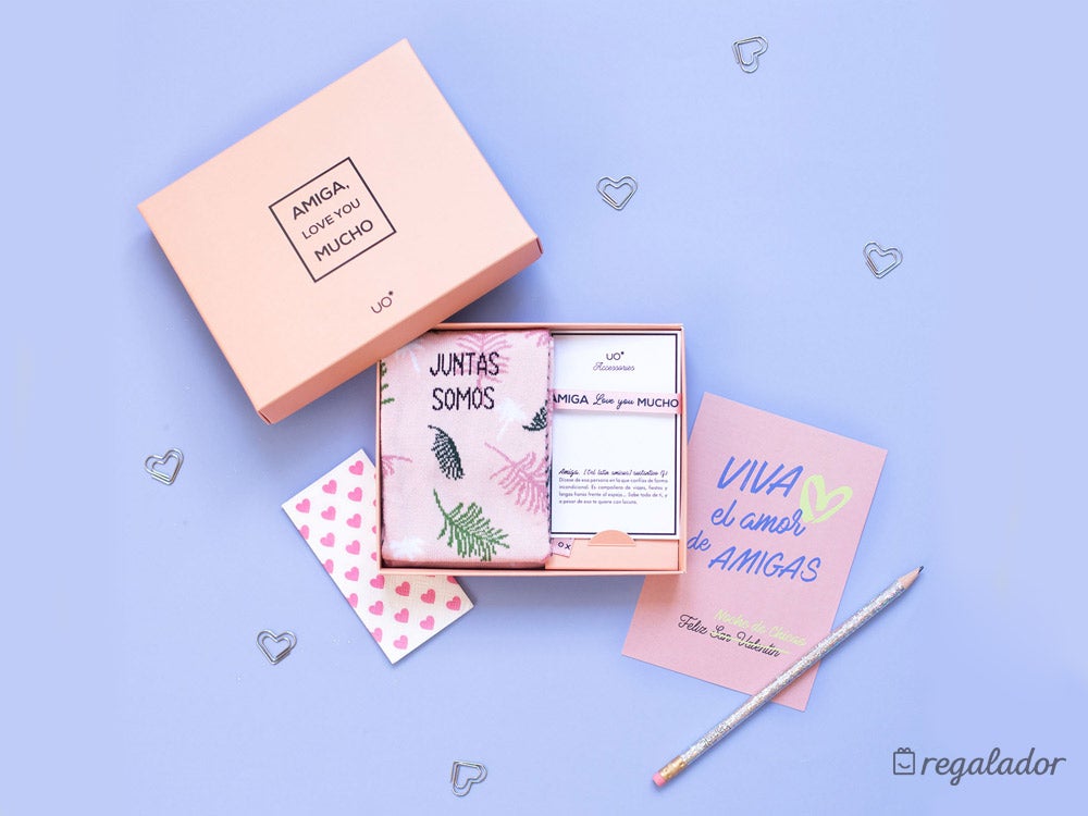 Kit ‘amiga love you mucho’ de El Regalador, que incluye postal, calcetines pulsera: 16,50 euros.