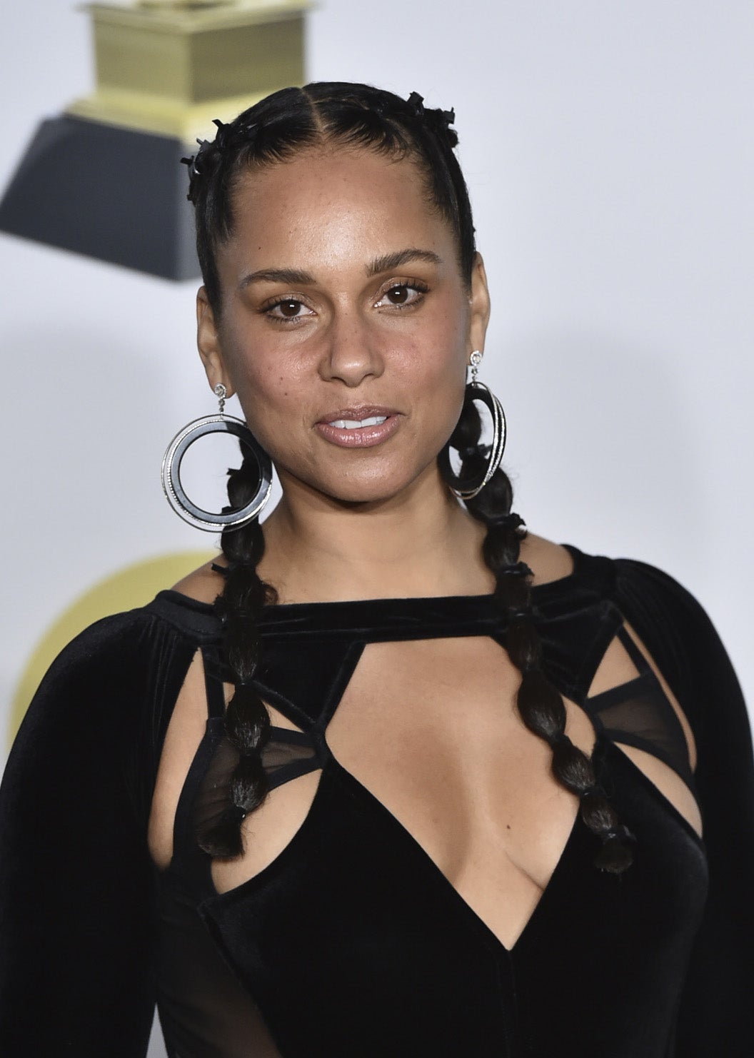 Alicia Keys también apostó por recogerse su melena en unas dos coletas burbuja con lazitos negros a l estilo de las trenzas boxeadora. La cantante fue fiel a su 'no make up'.