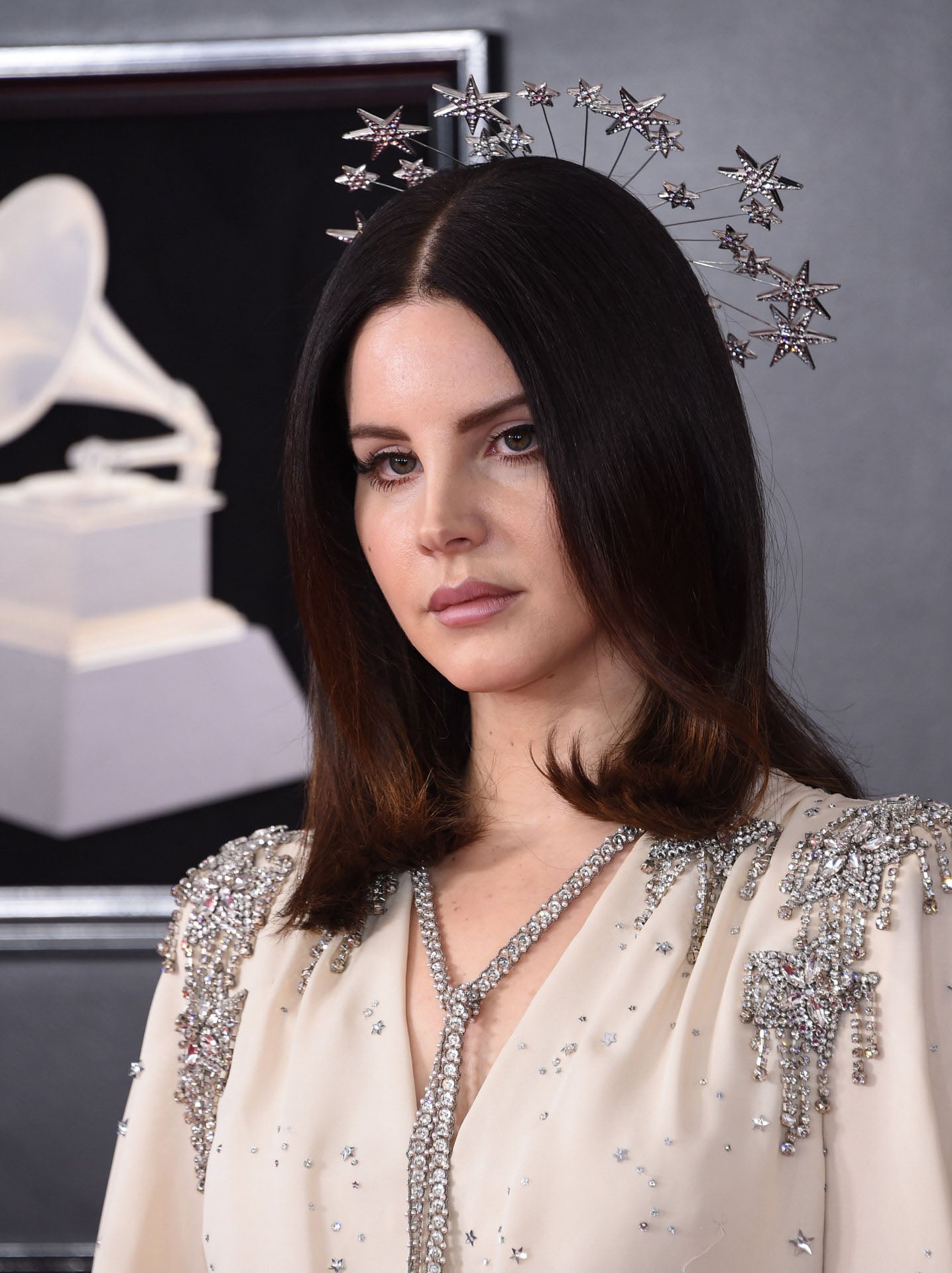 Lana del Rey con melena suelta adornada con un original accesorio de estrellas y un look 'no makeup', con eyeliner negro y labios nude.