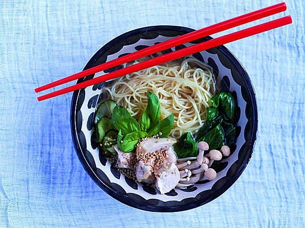 Sopa de pollo estilo ramen.