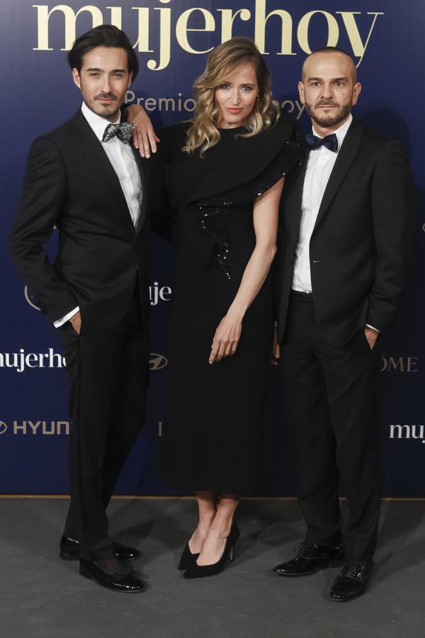 Marta Larralde, muy elegante, posó con Antonio Burillo y Juan Carlos Fernández, dúo creativo de The 2nd Skin Co., que por supuesto firmaban el vestido de la actriz.