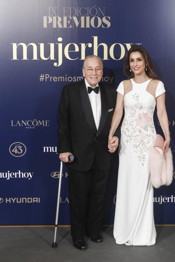 Paloma Cuevas, elegantísima de George Hobeika, junto a su padre, el empresario taurino Victoriano Valencia.