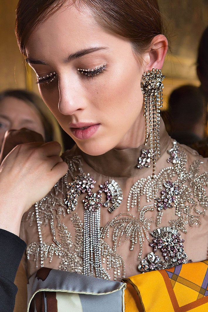 Es una de las propuestas beauty más llamativas de la nueva temporada de primavera: pequeños “diamantes” de cristal en los párpados a modo de maquillaje. La idea es de Dries van Noten.