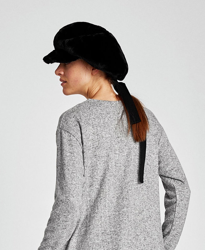 Coleta baja adornada con lazo negro.