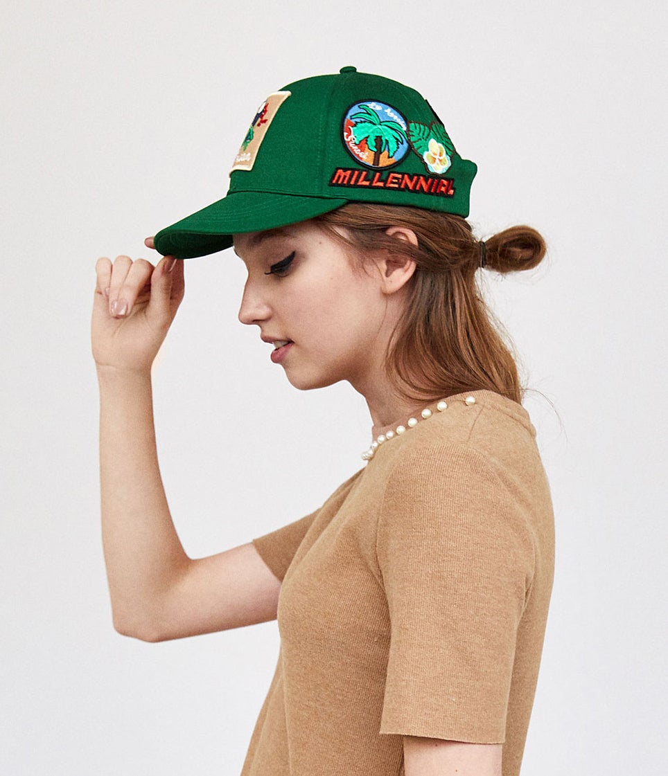 Semirrecogido con moñete y gorra.