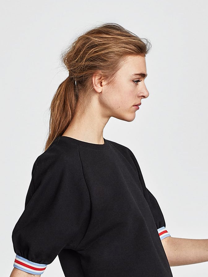 Coleta baja con volumen en las raíces y efecto despeinado.