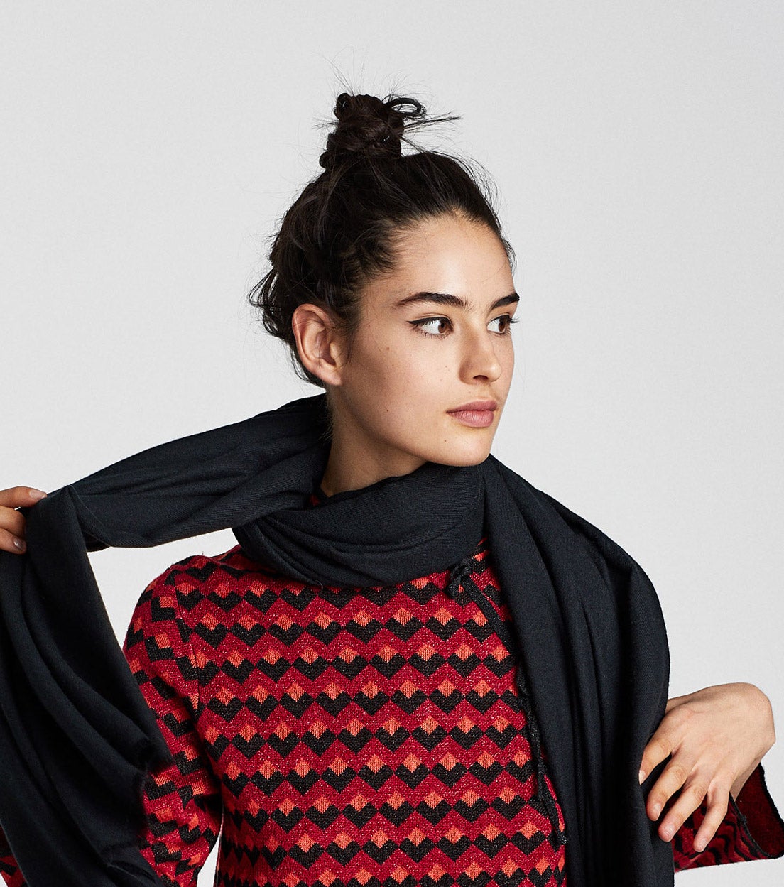 Moño alto o 'top knot' con efecto despeinado.