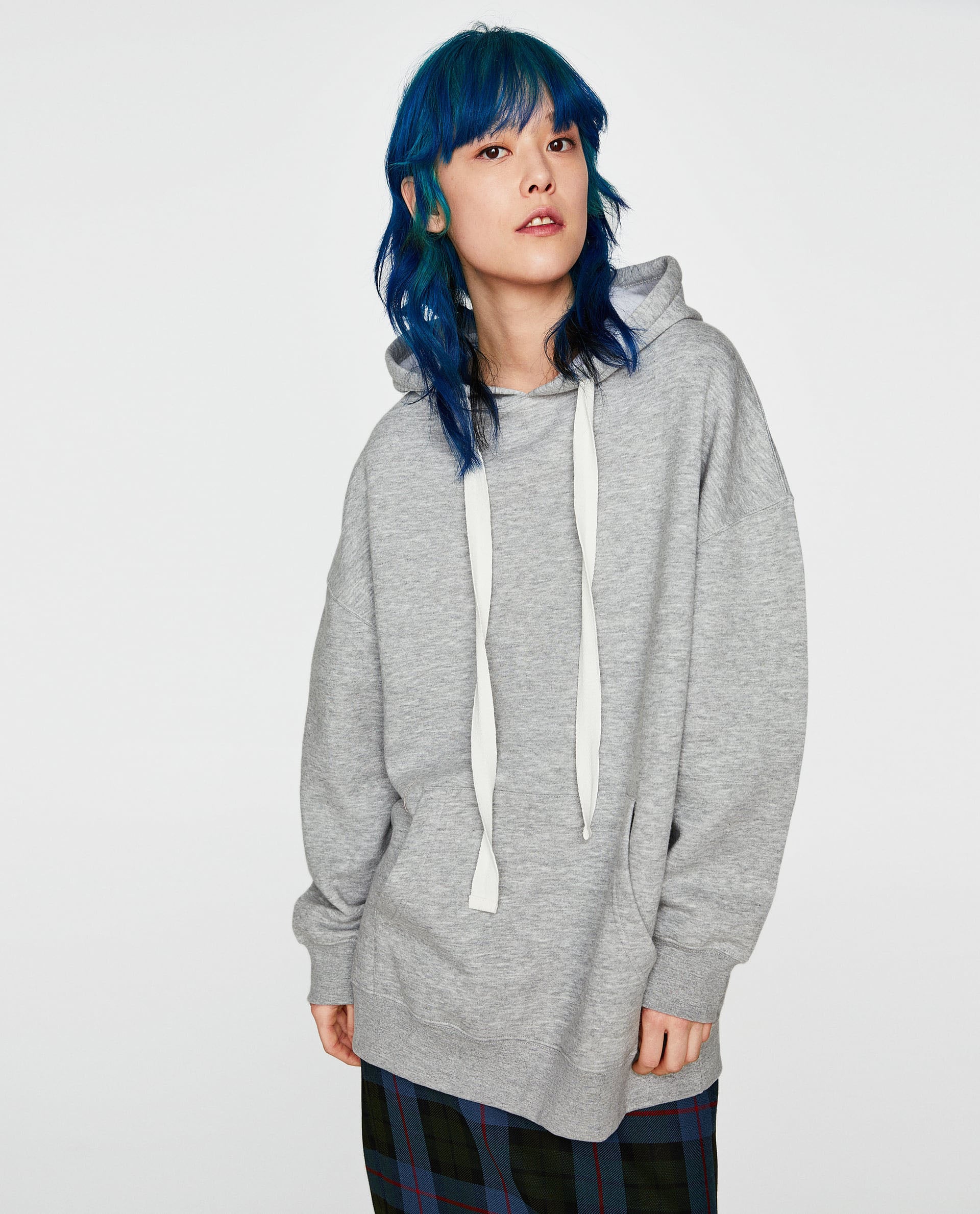 Long bob ondulado con flequillo y teñido de color azul.