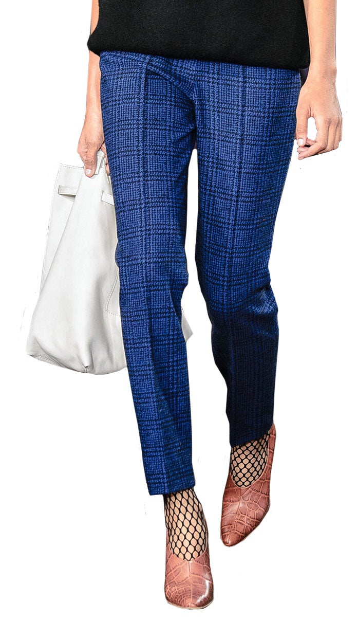 En vez de servir como estampado para blazers o trajes de ofi cina, se incorporan a los pantalones pitillo tobilleros.