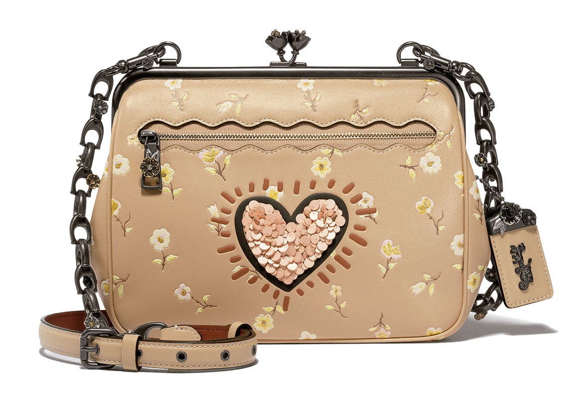 Ahora han creado juntos una divertida y original colección de prendas y accesorios que homenajea al artista Keith Haring (1958-1990), reinterpre-tando la cultura callejera de la Nueva York de los años 80 con un toque naif.