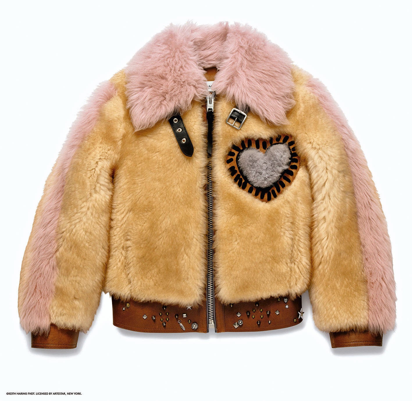 Ahora han creado juntos una divertida y original colección de prendas y accesorios que homenajea al artista Keith Haring (1958-1990), reinterpre-tando la cultura callejera de la Nueva York de los años 80 con un toque naif.