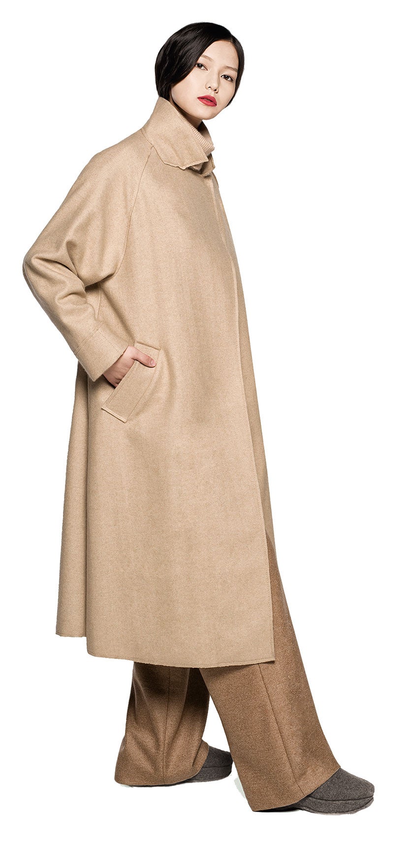 La propuesta de la diseñadora incluye una nueva colección de prendas de punto realizadas por artesanos en Mongolia (iniciativa con la que contribuye a preservar la herencia social y cultural de la trashumancia y la producción de cachemir), además de accesorios y objetos de regalo.