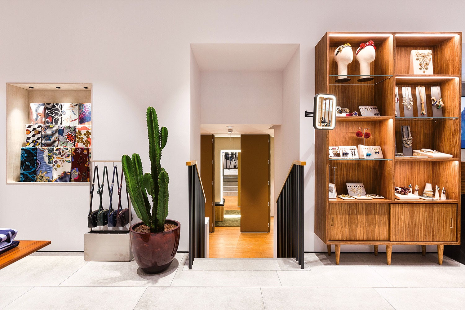 Casi con la idea de recrear un apartamento neoyorquino de mitad del siglo XX, acaba de abrir el nuevo espacio de Uterqüe en Madrid (Claudio Coello, 52).