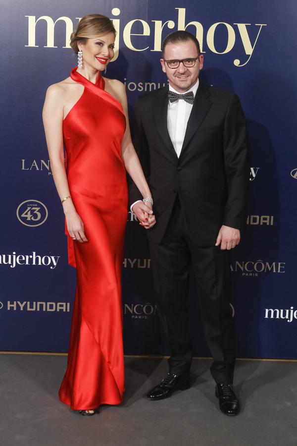 La diseñadora de interiores Aneta Mijatovic apostó por la tendencia más sexy para una alfombra roja: el satén, con un vestido rojo de escote halter