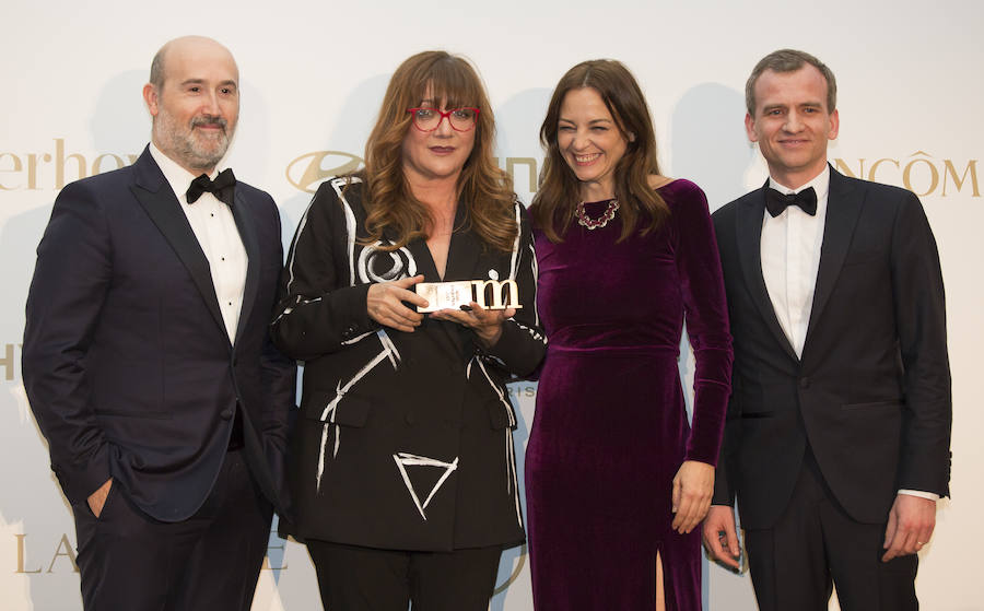 La cineasta Isabel Coixet recibe su galardón en la IX Edición de los Premios Mujerhoy. Fue entregado por Baptiste Beau, director general de Lancôme, la actriz y cantante Leonor Watling y el actor Javier Cámara.