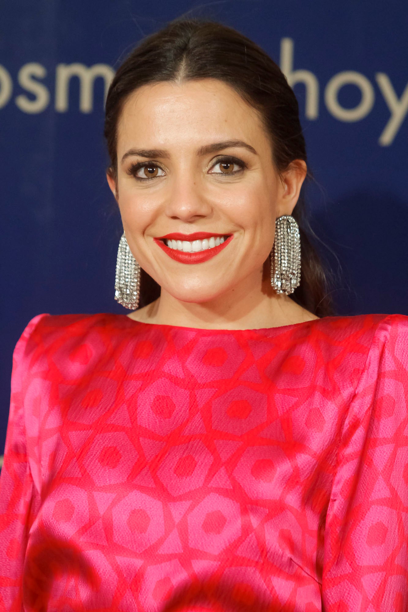 Paula Ordovás de Mypeeptoes con semirrecogido con raya en el medio, que combinó con labios rojos mates y un ligero ahumado en los ojos.