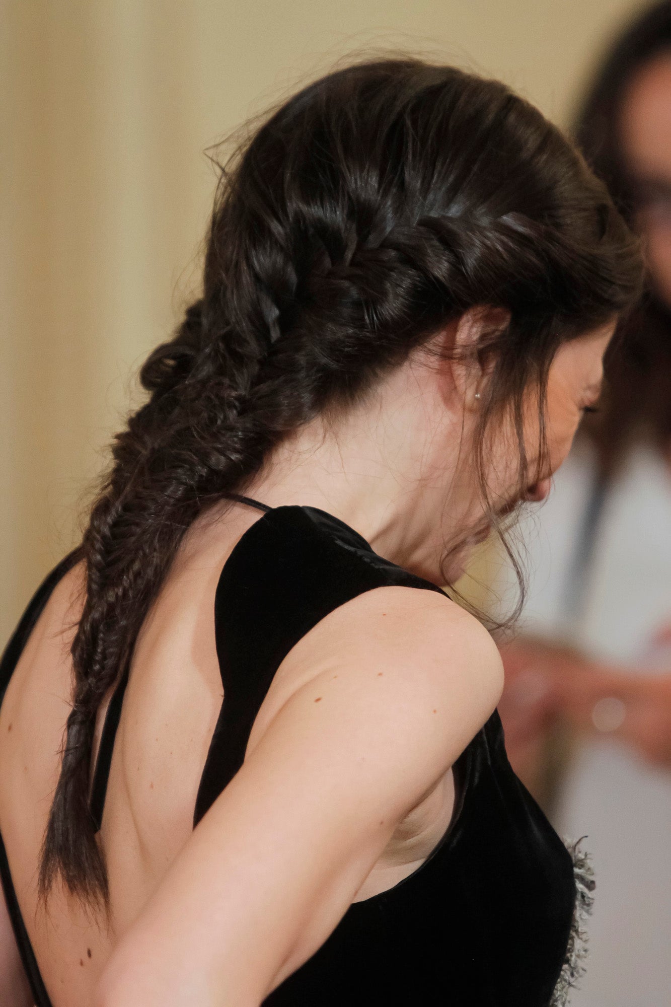 Detalle del peinado de Ruth Núñez, unas trenzas laterales que acaban en una trenza de espiga.