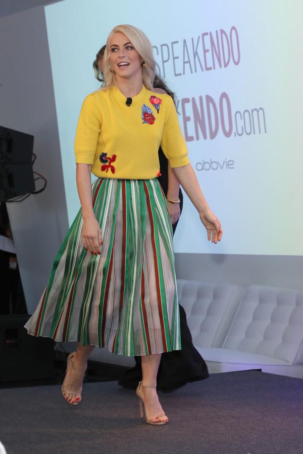 Julianne Hough, la coach de 'Dancing with the Stars' apostó por un conjunto muy alegre de falda de rayas y jersey de inspiración naif de Vika Gazinskaya