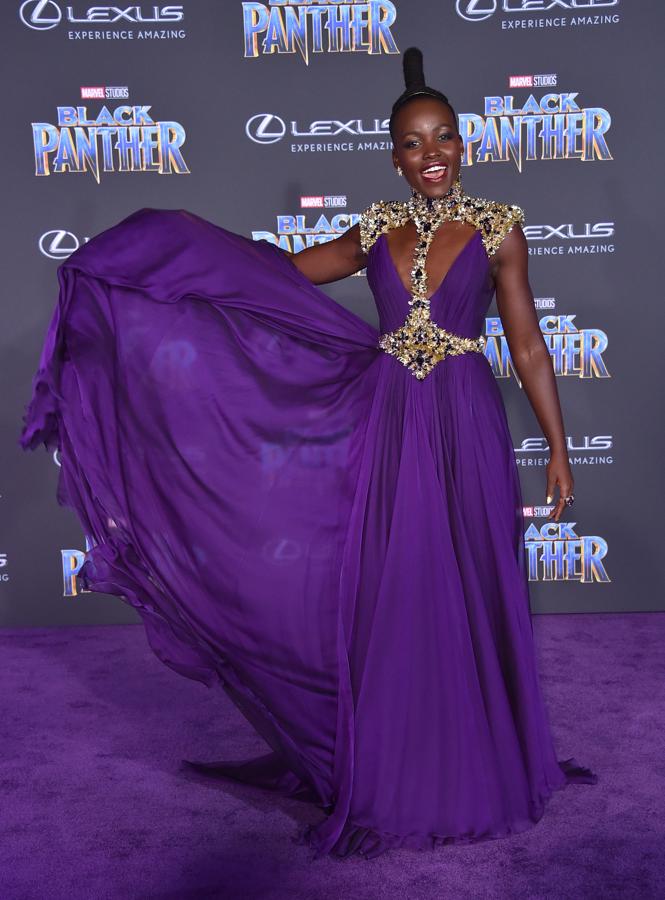'Black Panther' ha vuelto a la carga con 'Black Panther', la película que acaba de estrenar. Derrochó estilo en la premiere con un diseño morado de Atelier Versace