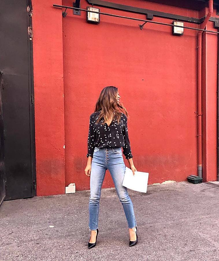A veces no hay que complicarse la vida para ir bien vestida. Unos vaqueros pitillo, una blusa setampada y unos tacones negros. No hace falta más.