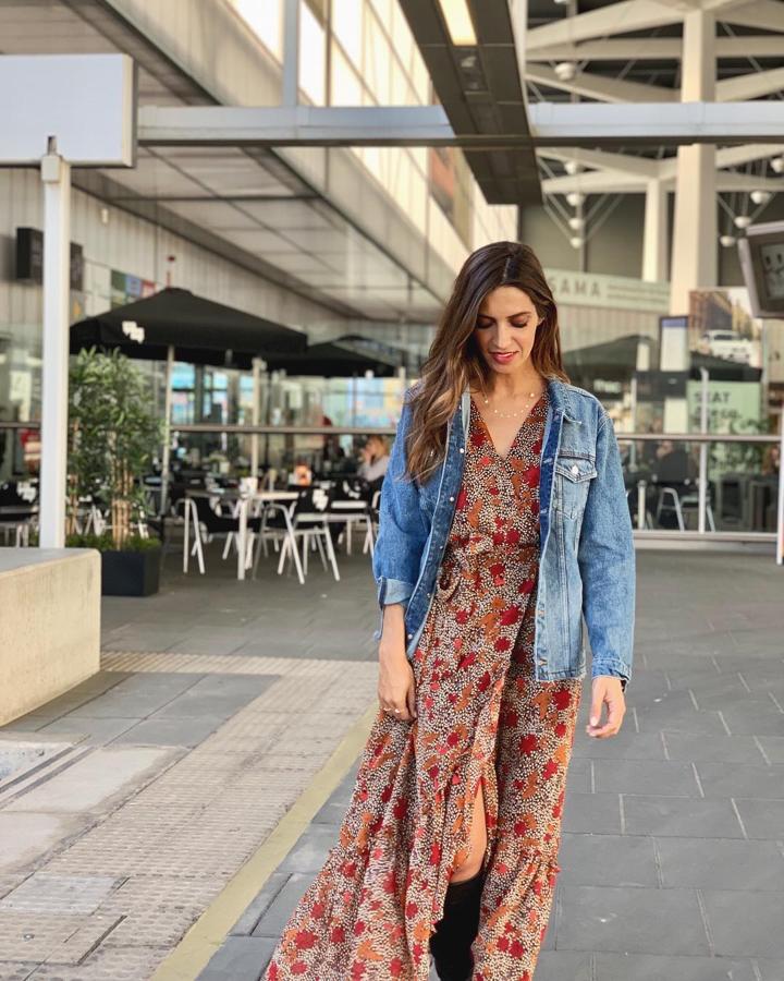 Nos encantó este  mix de vestido boho estampado de Mango con cazadora vaquera y botas.  ¿No te parece perfecto para el otoño? No lo pierdas de vista.