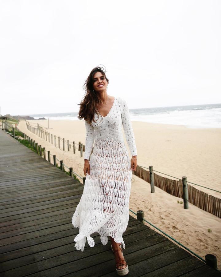 Un vestido de crochet  es la prenda que no puede faltar en ningún fondo de armrio de primavera/verano. Y a ella le quedaba así de espectacular, combinado con unas cuñas de esparto y joyitas de Agatha Paris.