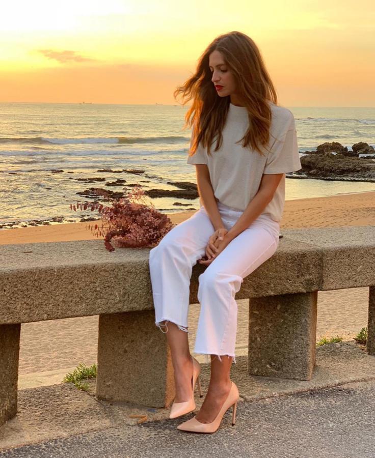 Con  este look minimalista , Sara demostró que una combinación tan sencilla como el blanco y el beige puede quedar de lujo. Y es un mix que le hemos copiado más de una vez este verano.