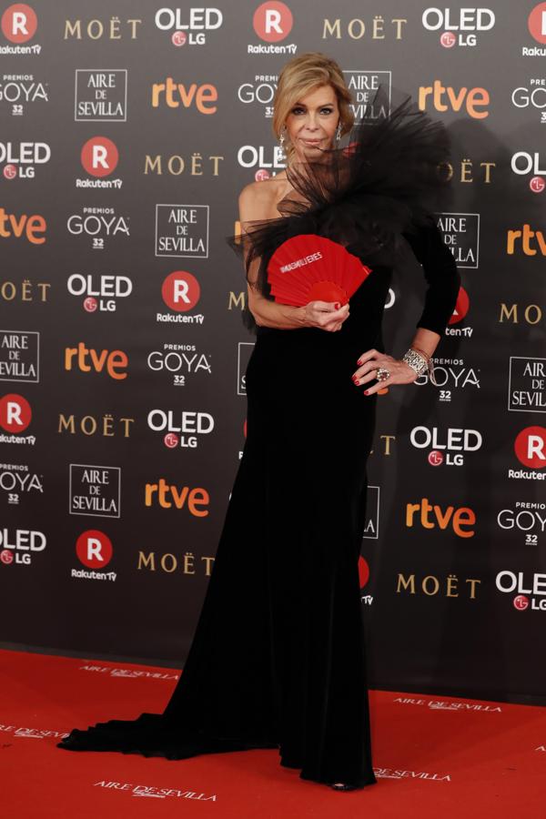 Bibiana Fernández, de negro, con un vestido con cola y tul en el hombro, estaba elegantísima