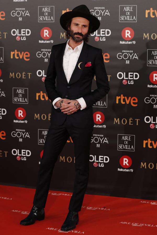 Leiva, fiel a su estilo en la alfombra roja con esmoquin (sin pajarita) de La Condesa, su inseparable y gorro y zapatos de Jimmy Choo. ¡Es uno de nuestros favoritos!