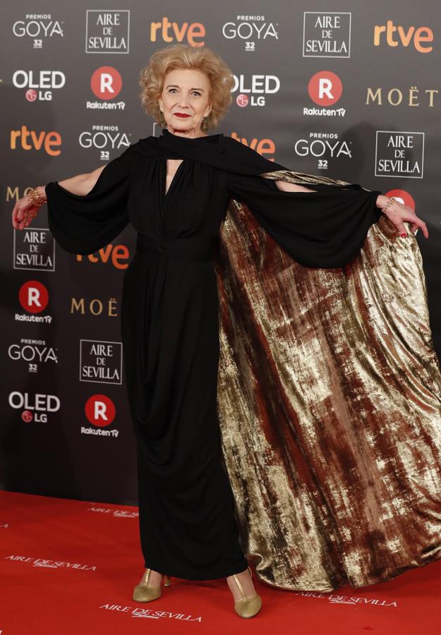 Marisa Paredes, una de las protagonistas de la noche, muy elegante con vestido negro con capa joya de Sybilla.