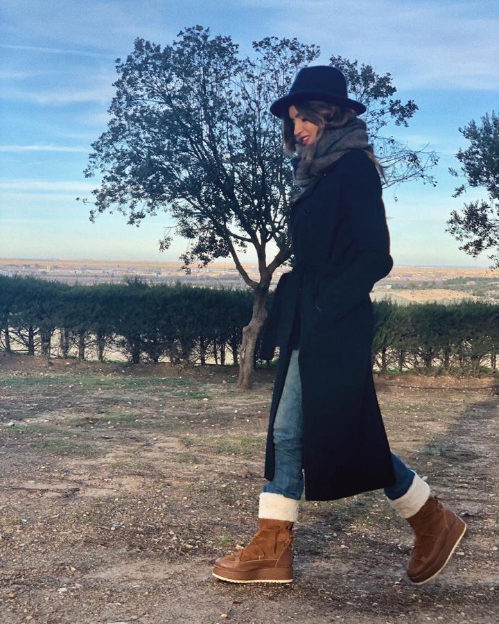 Con este estilismo, Sara Carbonero nos descubrió un calzado muy original y calentito para el invierno. Unas botas de estilo a las de nieve de Popa.