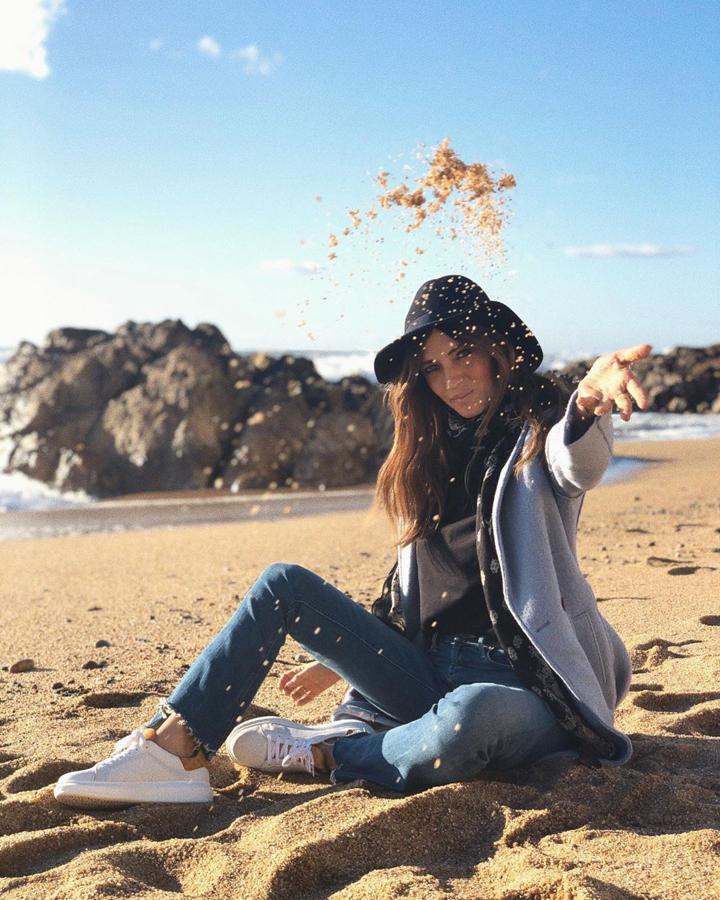 Sara Carbonero dejó claro que unas zapatillas blancas son imprescindibles en el armario. Estas de Popa pegan con todo y además son muy cómodas.