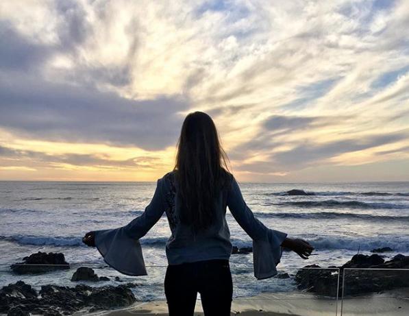 No cabe duda de que todo lo que toca se convierte en oro. Esta blusa, por ejemplo, fue mostrarla en su Instagram y agotarse en todos los Zara del país.