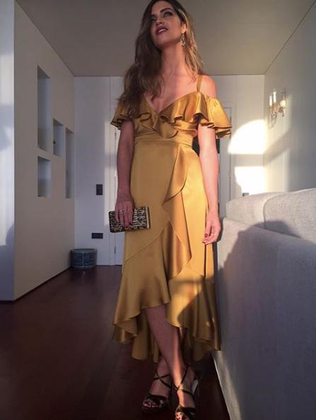 Sencilla y espectacular. Ciertas prendas no necesitan más que una bonita sonrisa y un pelo bien arreglado.