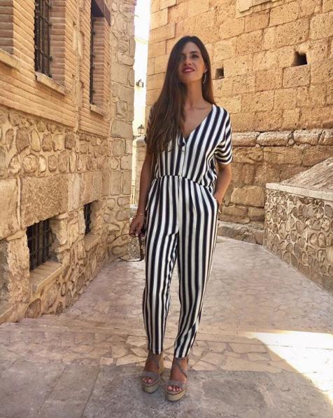 De todos es sabido que las rayas verticales te hacen parecer más alta y más delgada... ¡Ella sí que sabe! Y, por cierto, nos gusta mucho mucho su mono...