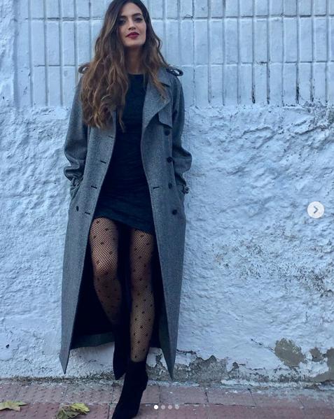 Sara Carboenro se atreve con todo y aquí la vemos lucir medias de rejilla con topitos para realzar el total look que formaban un vestido y botines. ¡Nos gusta!
