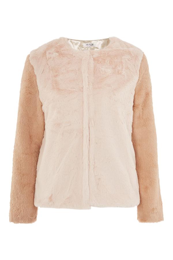 Abrigo de pelo sintético de Topshop. Precio: 65 euros.