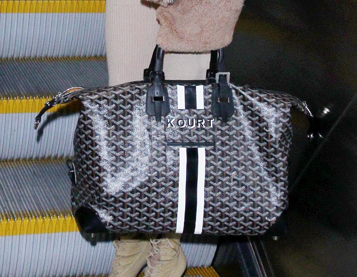 Remató el look con un bolso de viaje que estaba personalizado con su nombre, Kourt, que es como la llaman cariñosamente en casa. Y si te gusta, mira, mira...