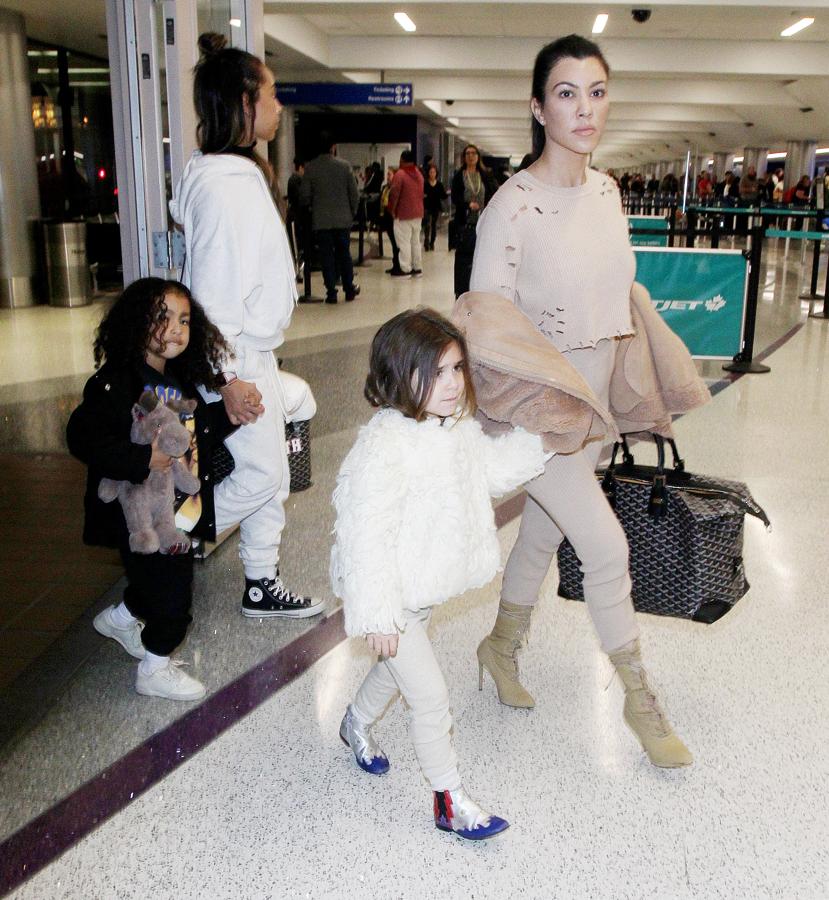 Aunque podría parecer una creación de su cuñado Kanye West para Yeezy, su look lo firma White Fox.