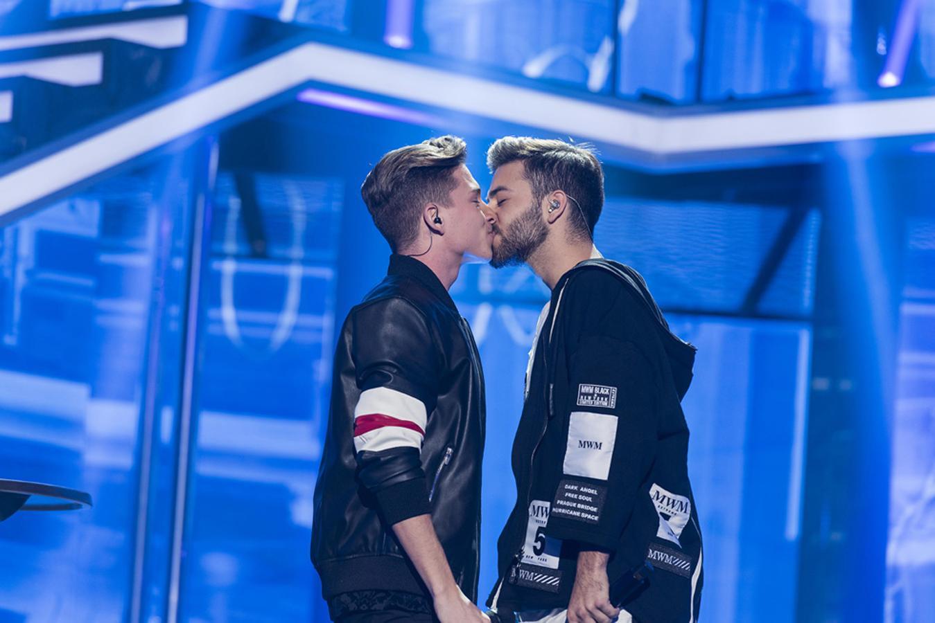 Gala 7: Raoul y Agoney se besaron para cerrar su actuación de 'Manos vacías'.