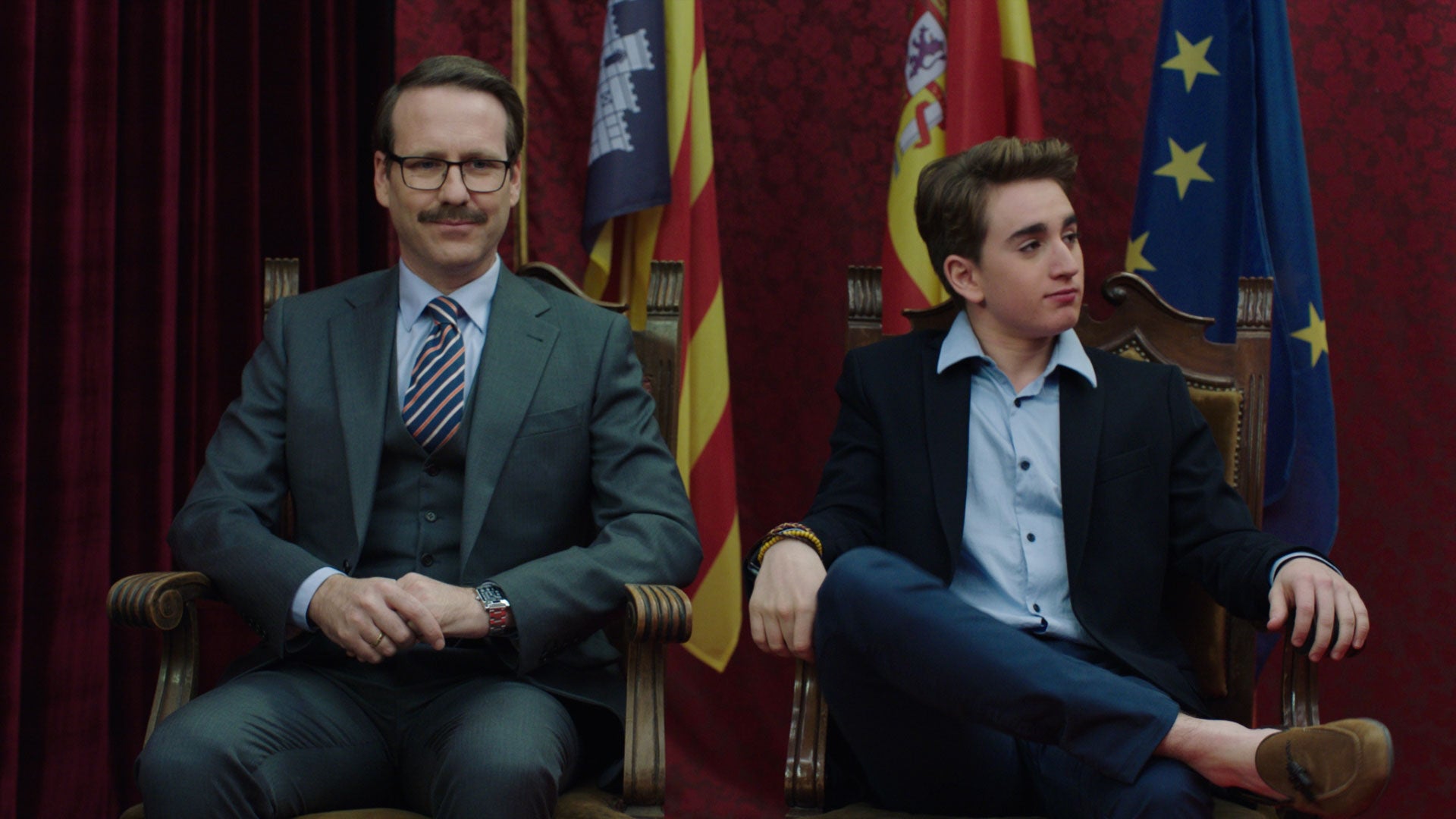 El Ministro el Interior junto a otro personaje de la serie.