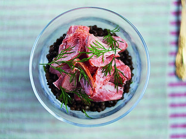 Ensalda de lentejas, salmón salvaje y eneldo.